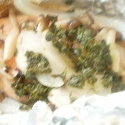 鮭のホイル焼き手元にある野菜を加えてみました。
手軽なのに豪華になって美味しいですよねぇ～(^^♪
